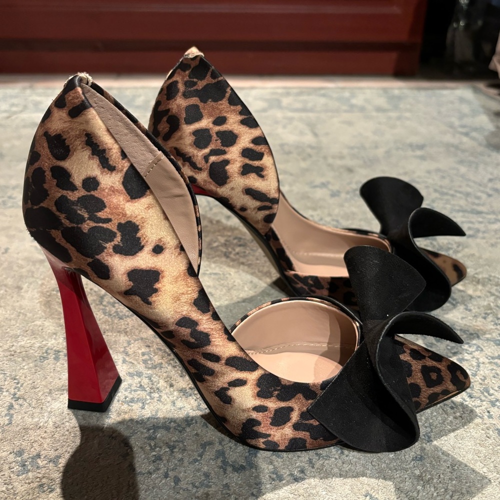 BETSEY JOHNSON CHEETAH PUMPS